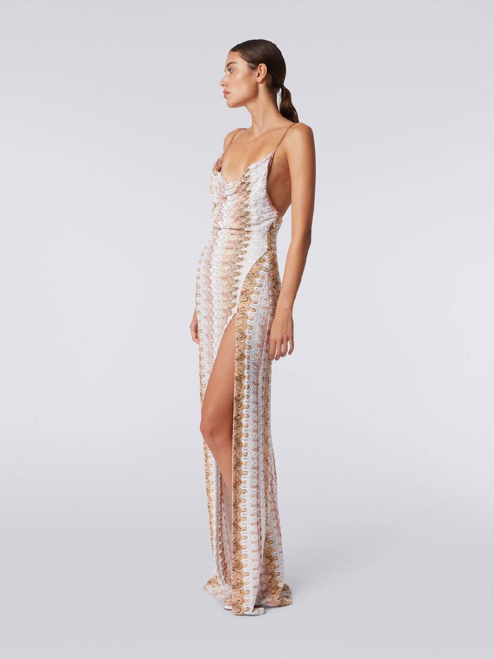 M Missoni Abito lungo effetto pizzo con scollatura drappeggiata e spacco In Vendita