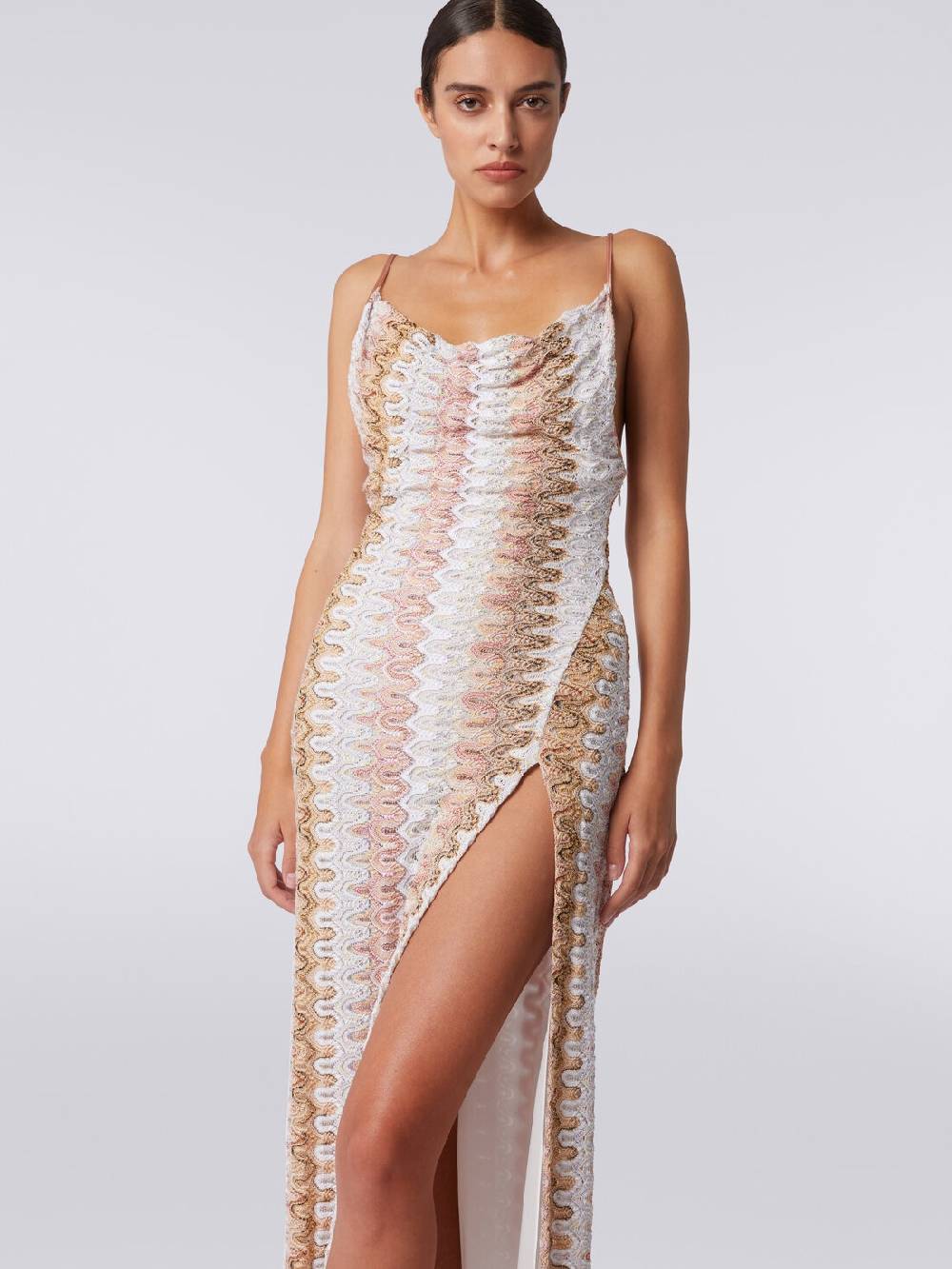 M Missoni Abito lungo effetto pizzo con scollatura drappeggiata e spacco In Vendita
