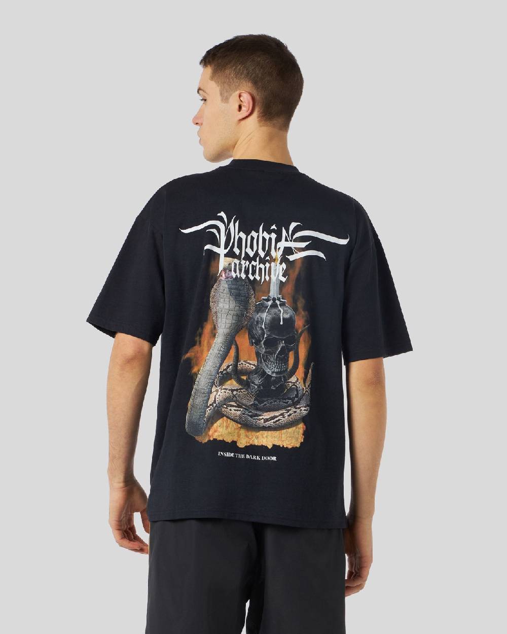 Phobia Archive T-SHIRT NERA CON GRAFICA FIERY COBRA ARANCIONE Acquista Ora