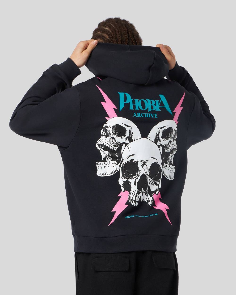 Phobia Archive FELPA NERA CON GRAFICA SCREAMING SKULLS ROSA Novità