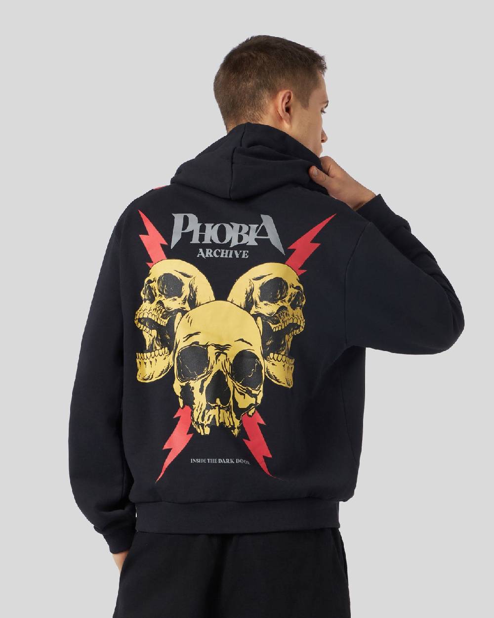 Phobia Archive FELPA NERA CON GRAFICA SCREAMING SKULLS ROSSA Presa