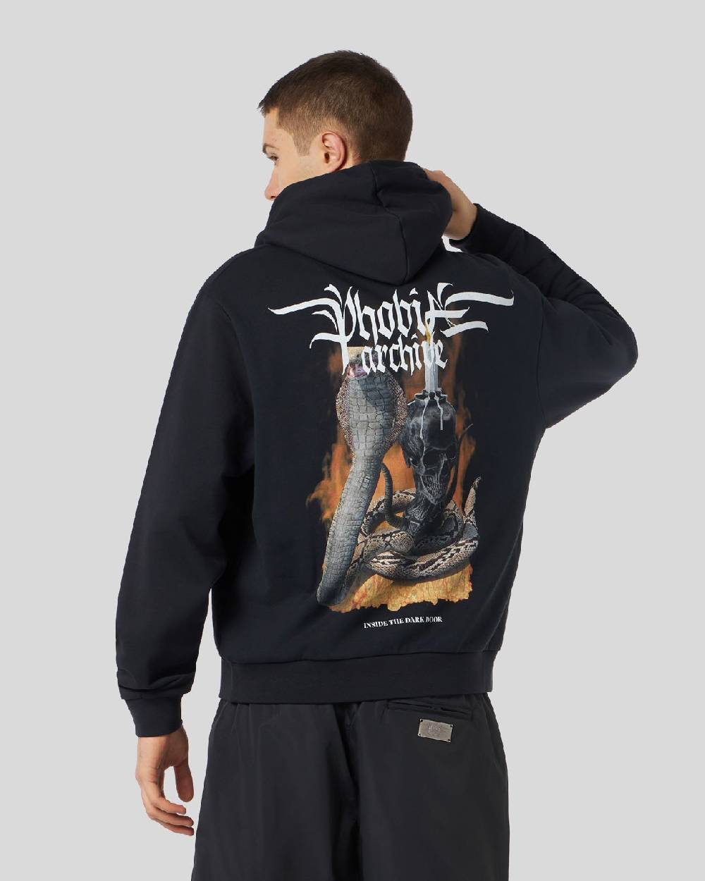 Phobia Archive FELPA NERA CON GRAFICA FIERY COBRA ARANCIONE Sconto