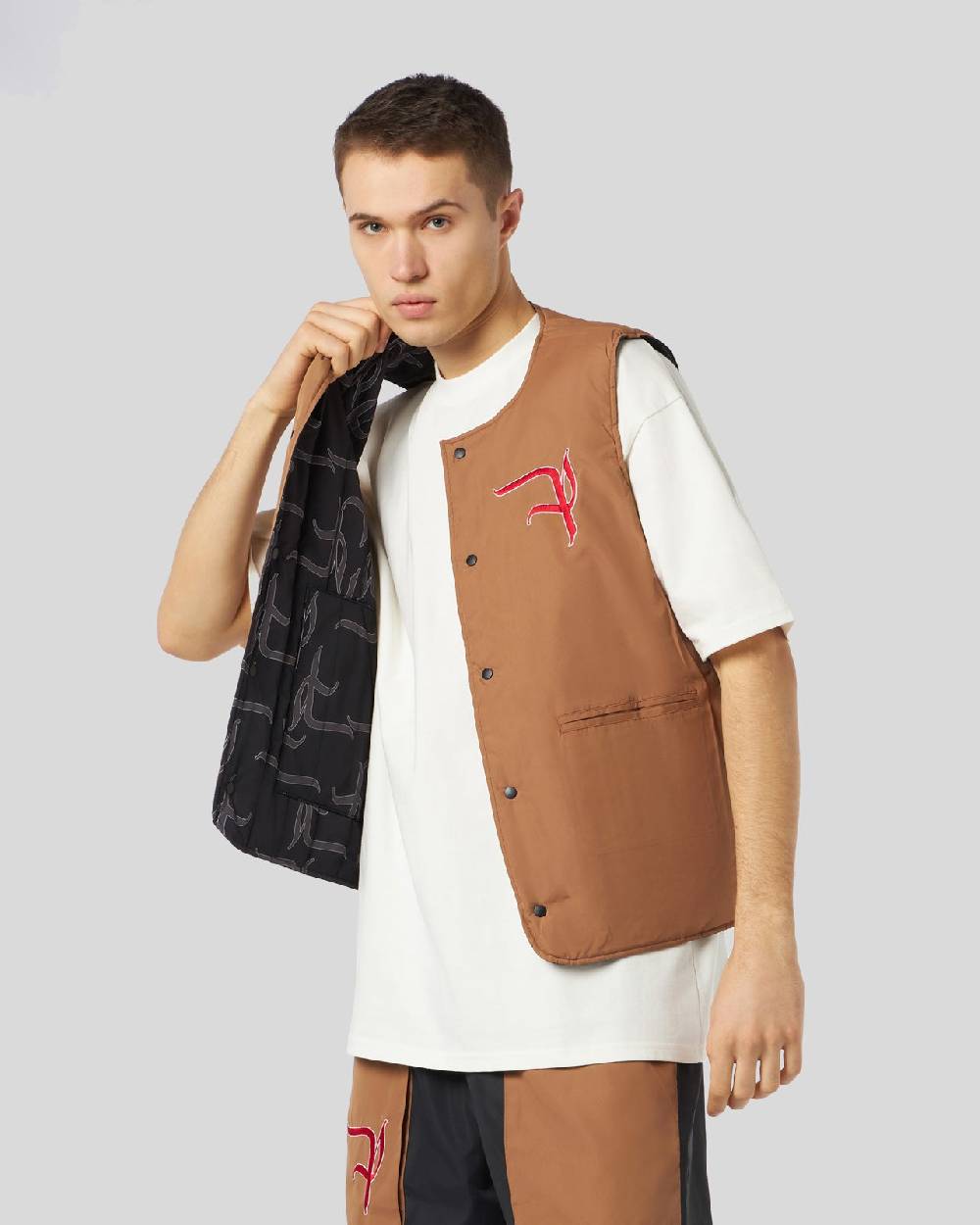 Phobia Archive GILET DOUBLE FACE CON LOGO GOTIC P ALL OVER ED ETICHETTA METALLICA Offerta
