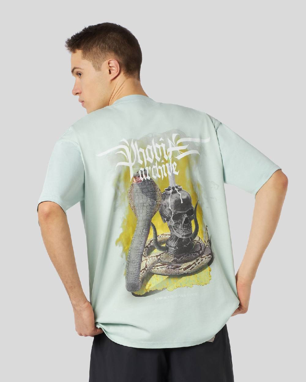 Phobia Archive T-SHIRT AZZURRA CON GRAFICA FIERY COBRA GIALLA In Vendita
