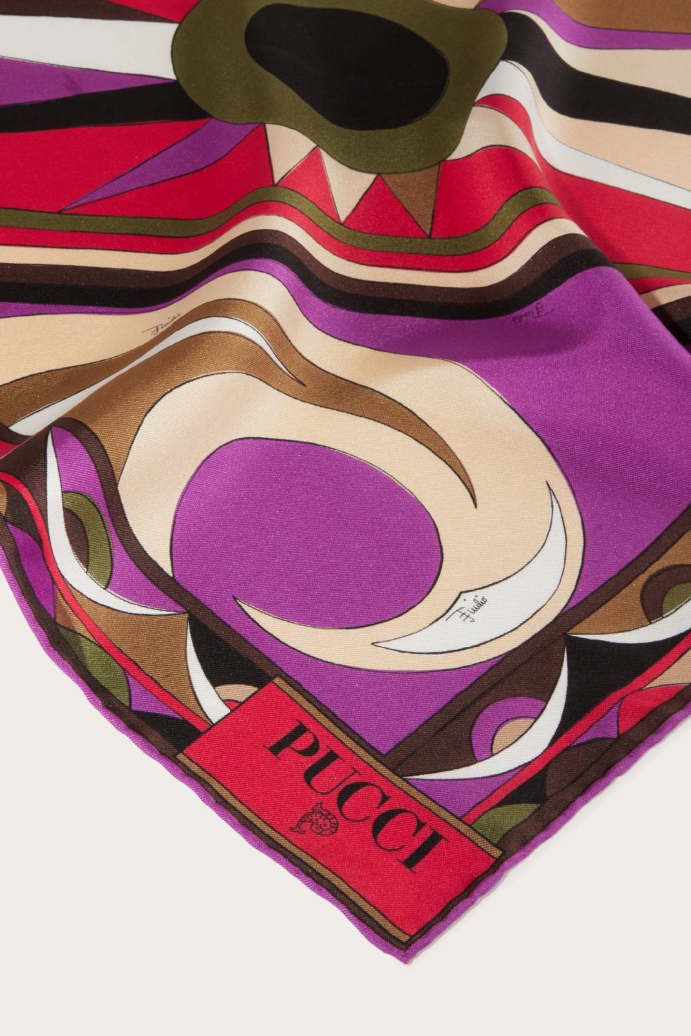 Pucci Carré piccolo in seta con stampa Cigni Prezzo Ridotto