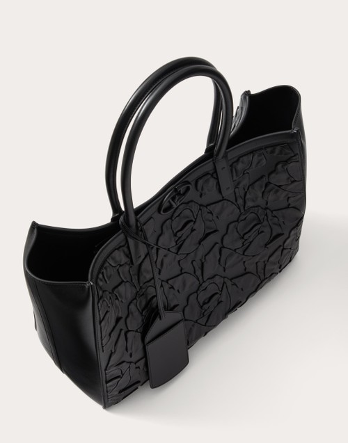 Red Valentino BORSA SHOPPING MEDIA VLOGO LOCKER TOTE IN PELLE CON ROSE RICAMATE Presa