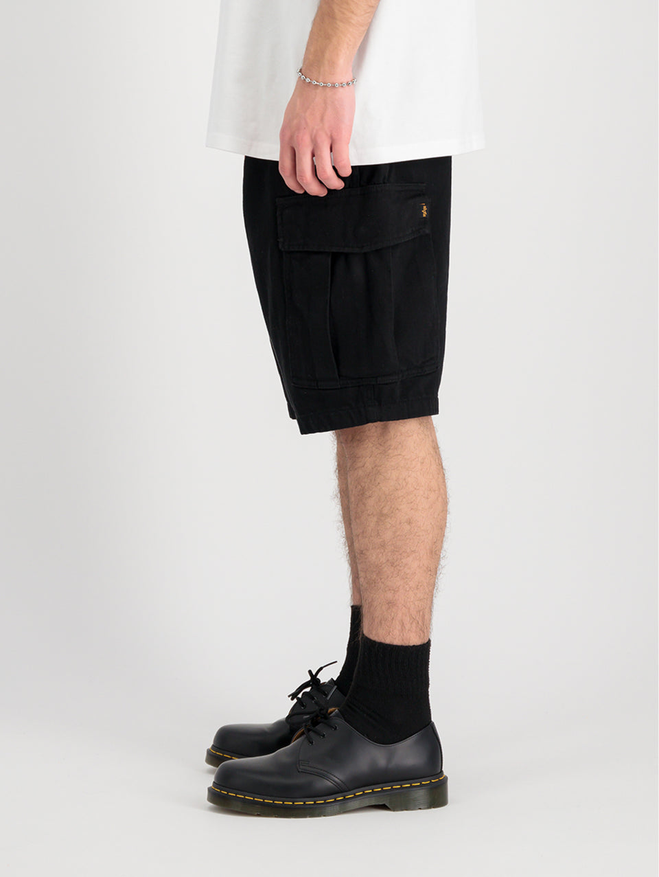 ALPHA INDUSTRIES Shorts Cargo con Pince in Twill di Cotone Nero Acquista Ora